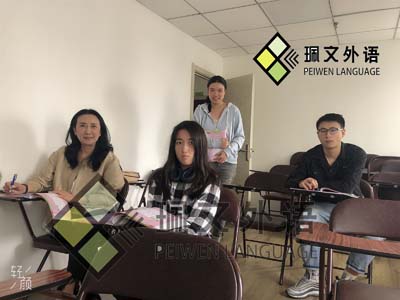 �õ���˼��ѵѧУ�����������������ٳɣ�˭�������ĸ�ǿ������Ӣ����ѵѧУ�۸�